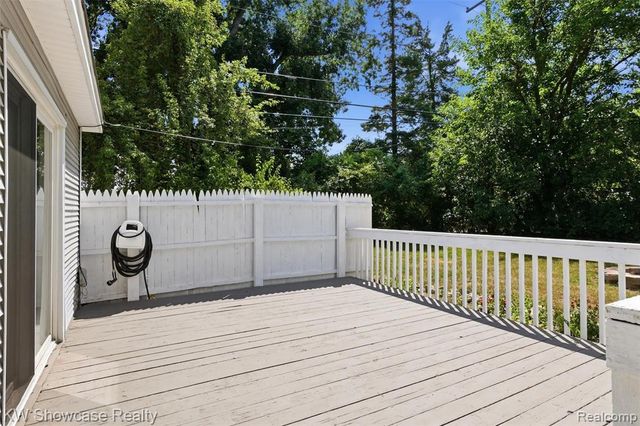 2220 Wixom Road, Commerce Twp, MI 48382