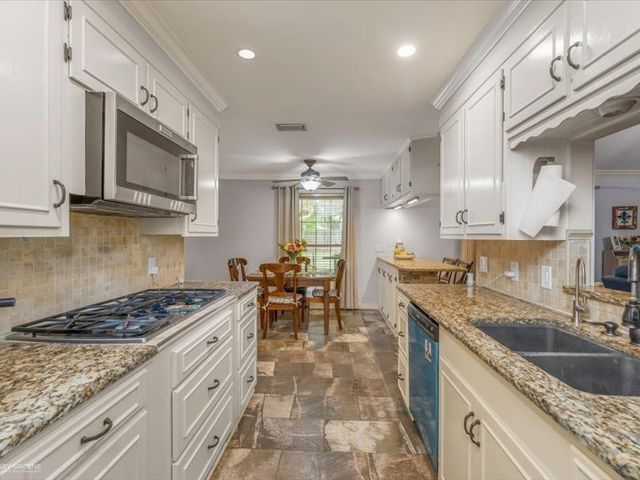 7433 Camelback Drive, Shreveport, LA 71105
