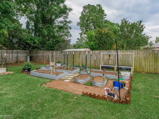 7433 Camelback Drive, Shreveport, LA 71105