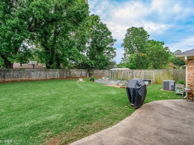 7433 Camelback Drive, Shreveport, LA 71105