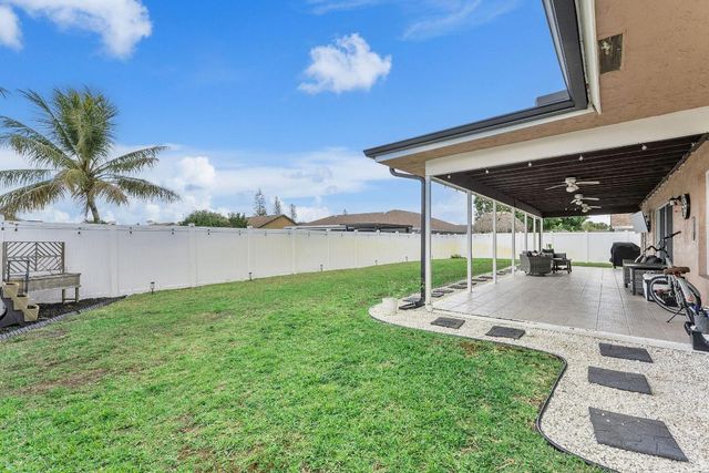 8289 Waccamaw Lane E, Lake Worth, FL 33467