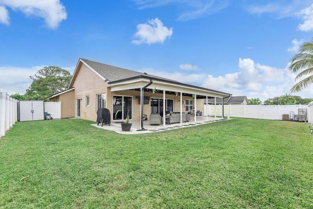 8289 Waccamaw Lane E, Lake Worth, FL 33467