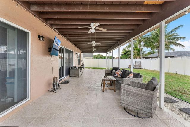 8289 Waccamaw Lane E, Lake Worth, FL 33467