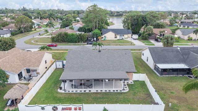 8289 Waccamaw Lane E, Lake Worth, FL 33467