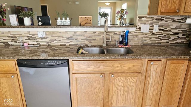 6192 N Woodhaven Drive, Mccordsville, IN 46055