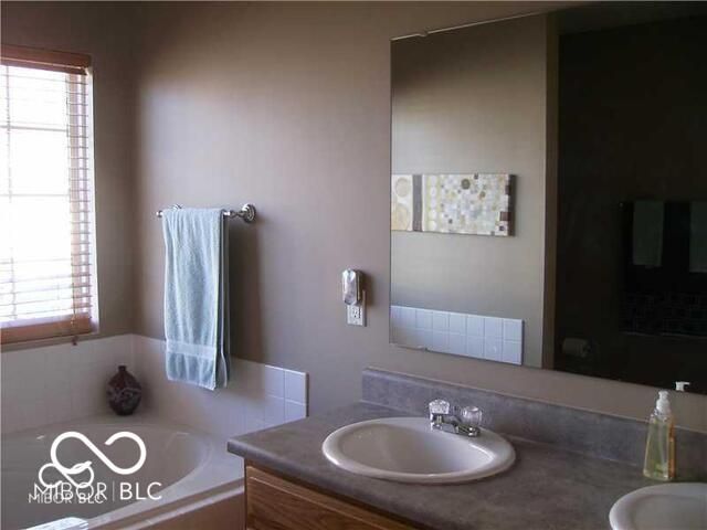 6192 N Woodhaven Drive, Mccordsville, IN 46055