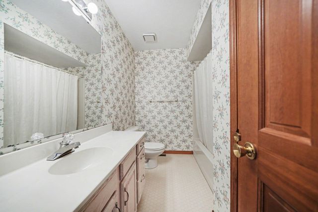 22136 Bee Court, South Bend, IN 46628