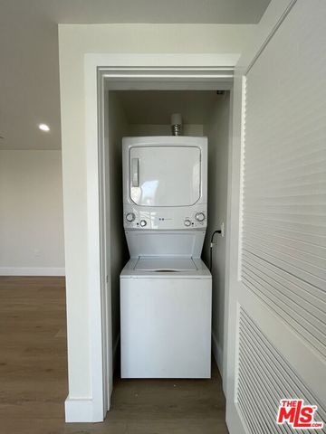 11042 La Maida Street 303, North Hollywood, CA 91601