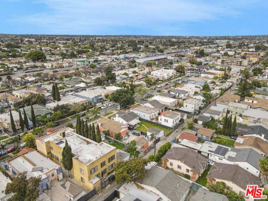 Image 5 of property listing at 1061 W 57th Street, Los Angeles, CA 90037