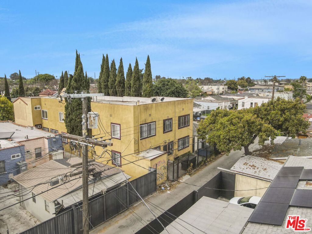 Image 7 of property listing at 1061 W 57th Street, Los Angeles, CA 90037