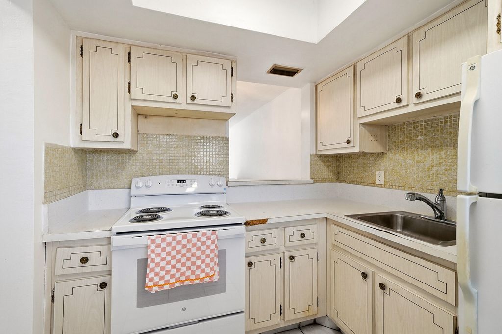 1333 E HALLANDALE BEACH Boulevard 335, Hallandale Beach, FL 33009