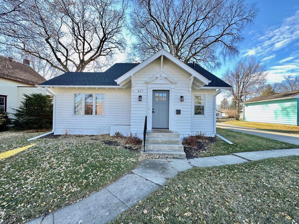 817 W Lincoln Avenue, Fergus Falls, MN 56537