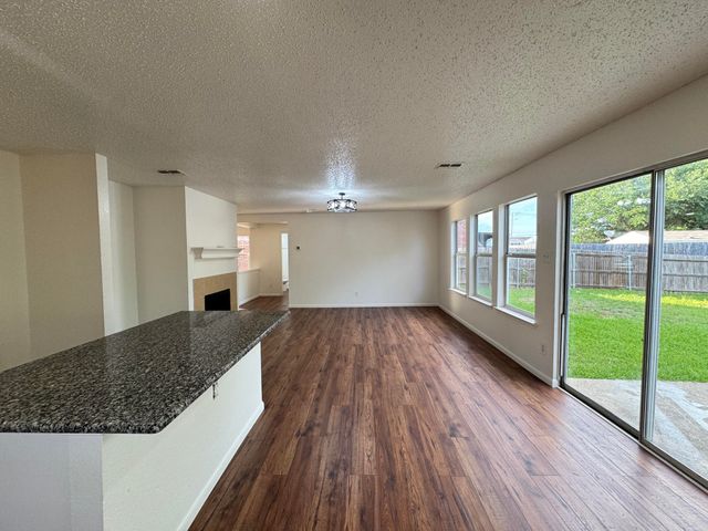 7305 Marsland Lane, Arlington, TX 76001