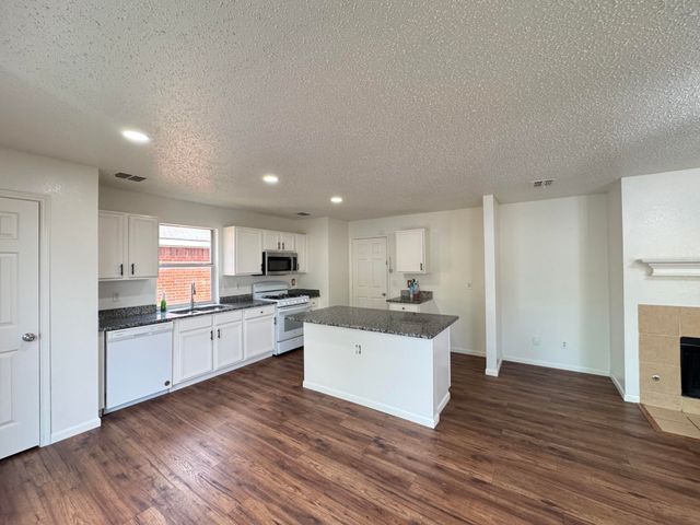 7305 Marsland Lane, Arlington, TX 76001