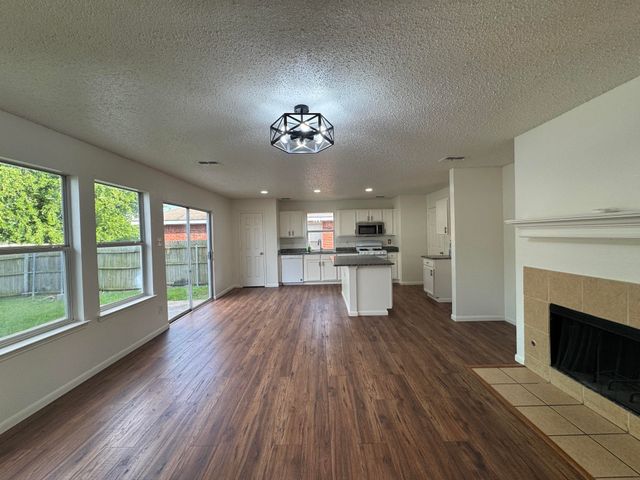 7305 Marsland Lane, Arlington, TX 76001