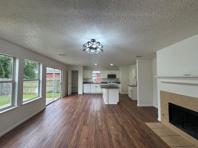 7305 Marsland Lane, Arlington, TX 76001