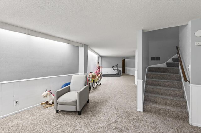 6109 27th Street N, Oakdale, MN 55128