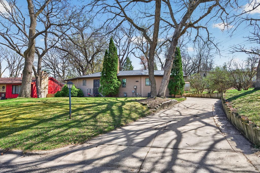 6109 27th Street N, Oakdale, MN 55128