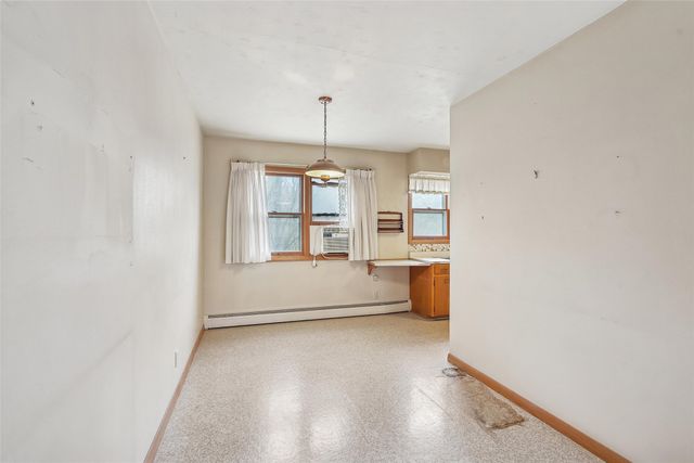 909 S 5th Street, Knoxville, IA 50138