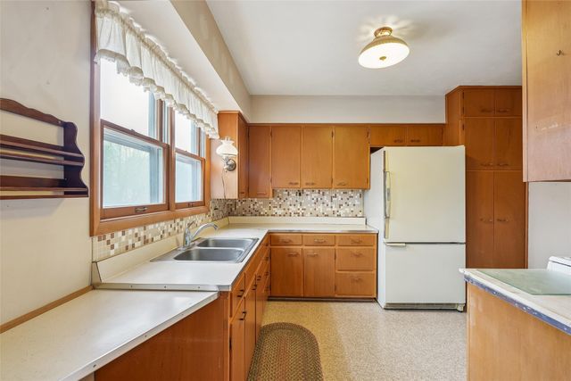 909 S 5th Street, Knoxville, IA 50138