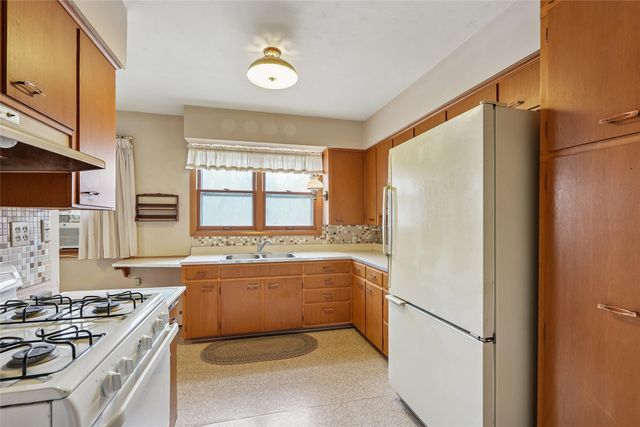 909 S 5th Street, Knoxville, IA 50138