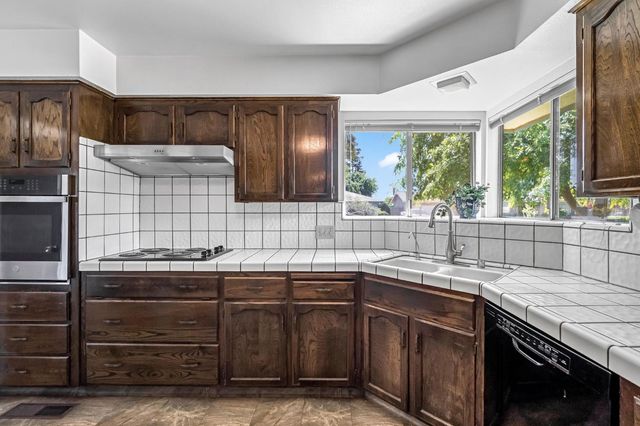 6620 N Dearing Avenue, Fresno, CA 93710