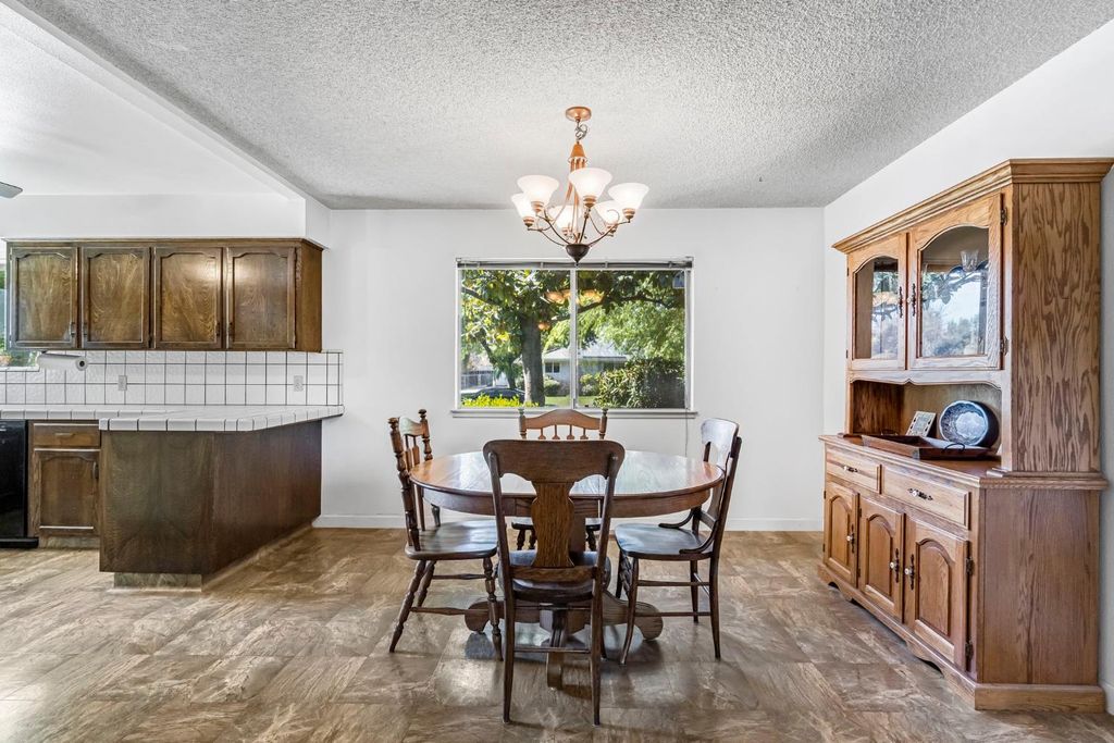 Image 12 of property listing at 6620 N Dearing Avenue, Fresno, CA 93710