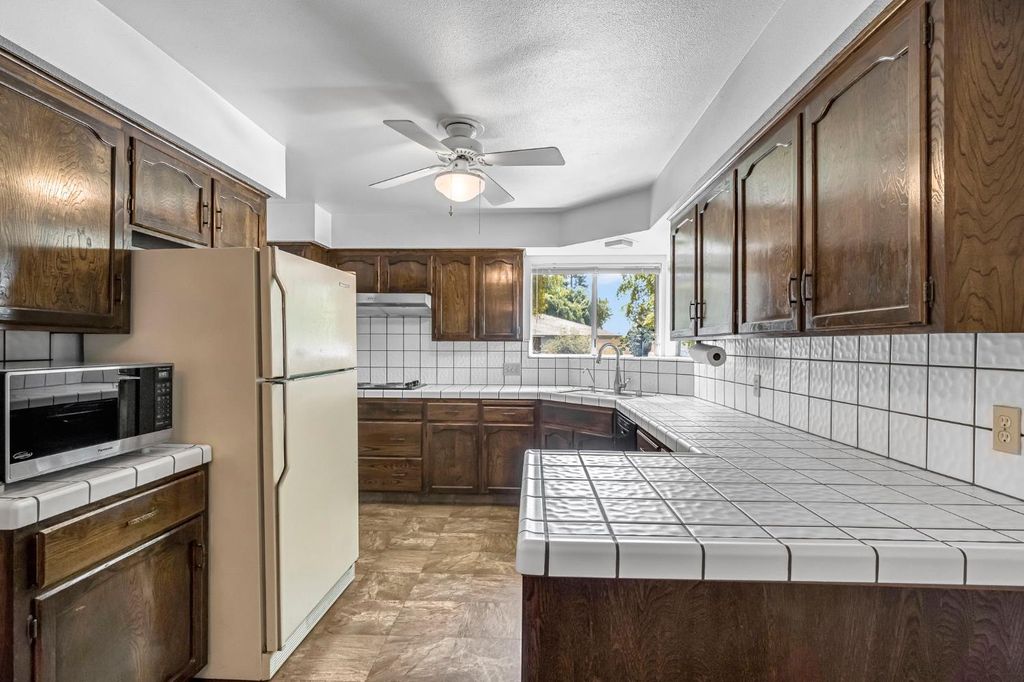 Image 15 of property listing at 6620 N Dearing Avenue, Fresno, CA 93710