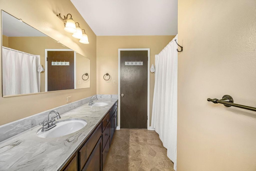 Image 27 of property listing at 6620 N Dearing Avenue, Fresno, CA 93710