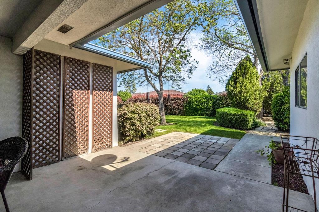 Image 34 of property listing at 6620 N Dearing Avenue, Fresno, CA 93710