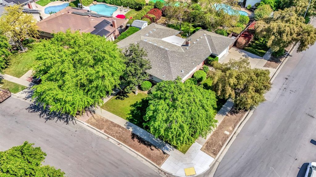 Image 42 of property listing at 6620 N Dearing Avenue, Fresno, CA 93710