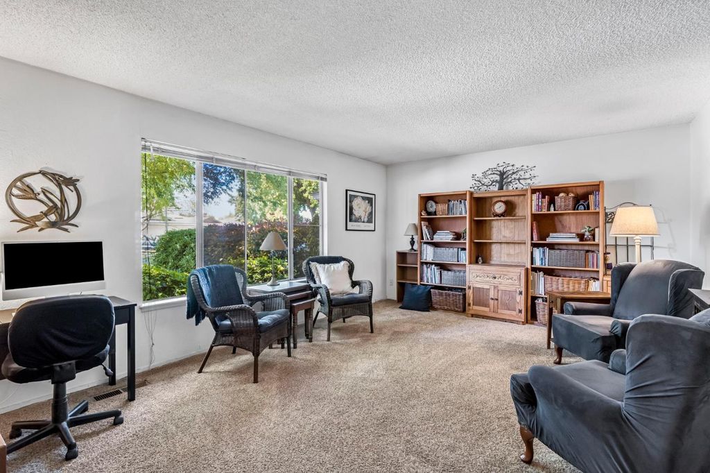 Image 7 of property listing at 6620 N Dearing Avenue, Fresno, CA 93710