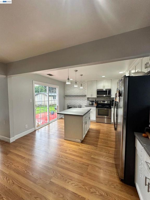 Image 18 of property listing at 26847 26847 Gaither Way, Hayward, CA 94544