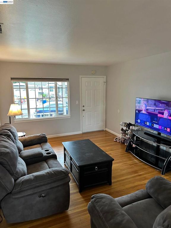 Image 6 of property listing at 26847 26847 Gaither Way, Hayward, CA 94544