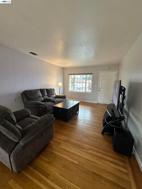 Image 7 of property listing at 26847 26847 Gaither Way, Hayward, CA 94544