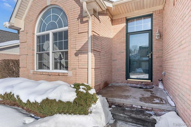 23664 W Lake Circle, Brownstown Charter Township, MI 48183