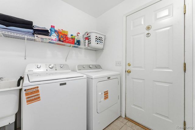 23664 W Lake Circle, Brownstown Charter Township, MI 48183