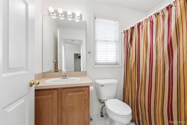 23664 W Lake Circle, Brownstown Charter Township, MI 48183