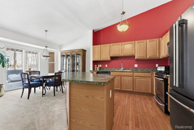 23664 W Lake Circle, Brownstown Charter Township, MI 48183