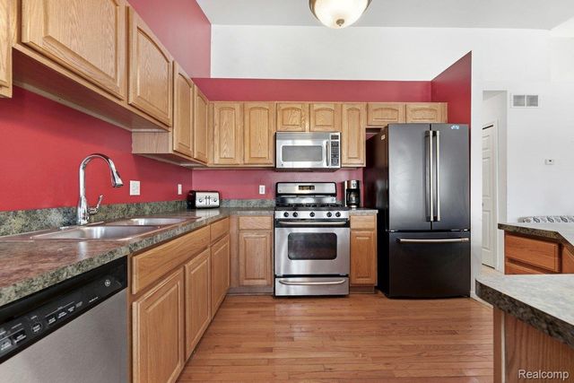 23664 W Lake Circle, Brownstown Charter Township, MI 48183