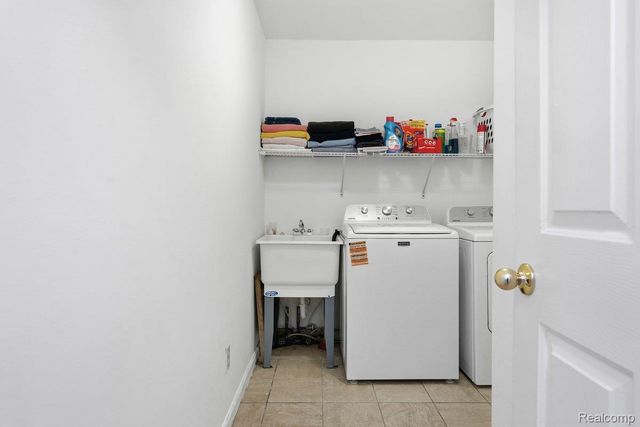 23664 W Lake Circle, Brownstown Charter Township, MI 48183