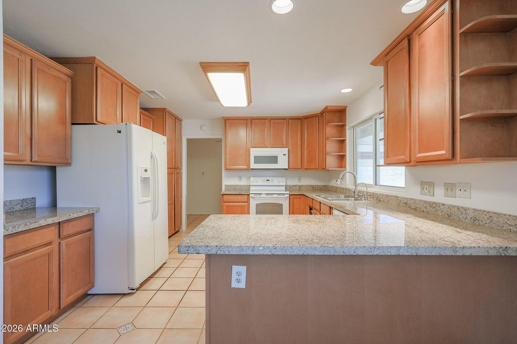 Image 10 of property listing at 10037 N 37TH Drive, Phoenix, AZ 85051