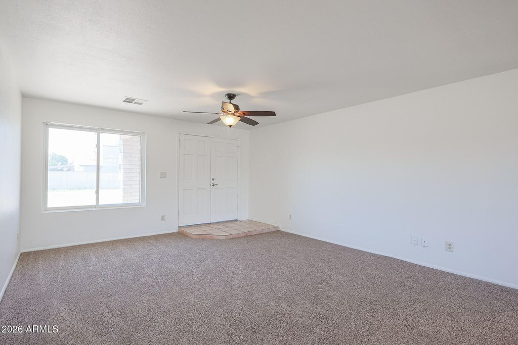 Image 5 of property listing at 10037 N 37TH Drive, Phoenix, AZ 85051