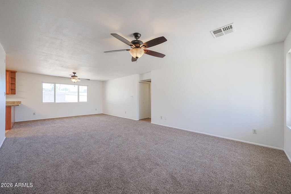 Image 7 of property listing at 10037 N 37TH Drive, Phoenix, AZ 85051