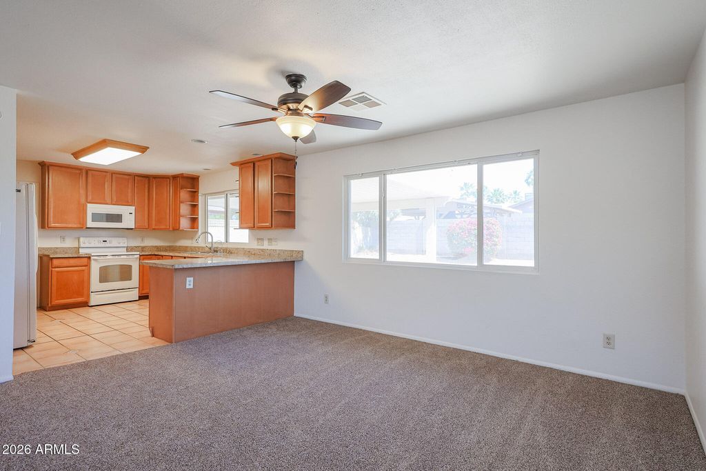 Image 9 of property listing at 10037 N 37TH Drive, Phoenix, AZ 85051