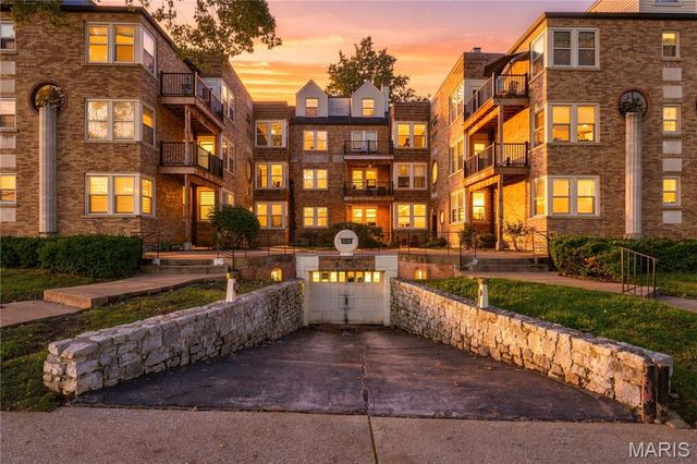 7536 York Drive 2B, St Louis, MO 63105