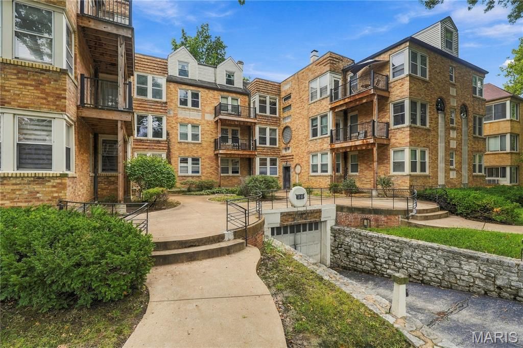 7536 York Drive 2B, St Louis, MO 63105
