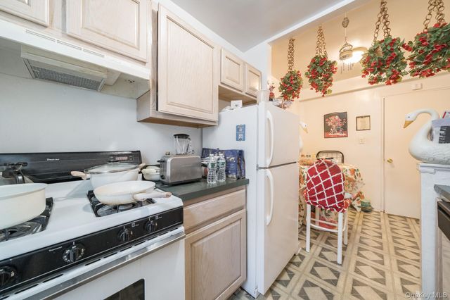 84-01 Main Street 618, Briarwood, NY 11435