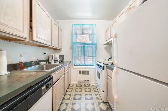 84-01 Main Street 618, Briarwood, NY 11435