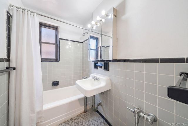 84-01 Main Street 618, Briarwood, NY 11435